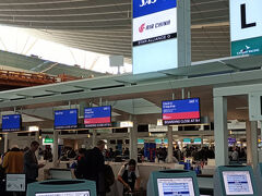 SKは羽田発9:55と早いです。
往路はプレエコだったのですが何とラウンジは使えないとの事。
仕方が無いのでカードラウンジへ向かいます。
又、一時は解消されていたセキュリティチェックの渋滞が再び始まっていました。
これから年末にかけて出国する人は要注意です。