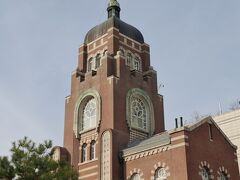 「世界の子供運動発祥の地」の奥に立派な教会・・
『天道教中央大教堂』韓国天道教の総本山
日本統治時代は、「明洞聖堂」・「朝鮮総督府」とともにソウルを代表する3代建築物と言われていたそうです
教会信者たちの寄付によって建設されたこの建物、設計は日本人・施工は中国人
建設の総監督は日本人技師が勤め完工したそうです・・