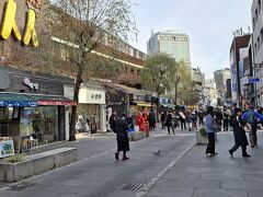 てくてく歩いて・・仁寺洞のメインストリー仁寺洞ギルまでやってきました