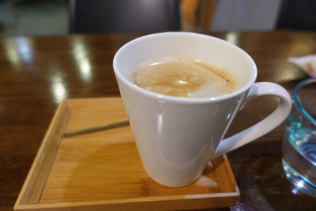 火車站からやし、啤酒買ってから宿に。まだコーヒーいけるか聞いてみると、もちろんと。ホットでお願いです。30分ほどで店仕舞いやけど、何せ温まりたく。