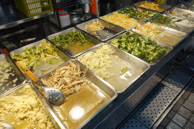 さらに魅力的な…蔬菜達、指差し選んだら盛ってくれます。