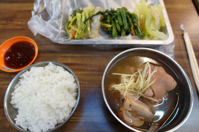 その間に、スープとご飯は共用スペースのテーブルに準備されてました。おおきに。揃ったとこで支払い…120NT$とはお安い。蔬菜もっと欲張れば良かったかな？んでも…それぞれ盛りも良いのです。
