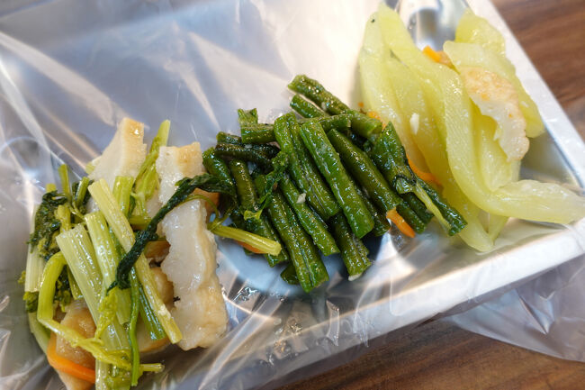 右は瓜と竹輪。真ん中は三度豆。左は芹菜とはんぺんみたいなん。