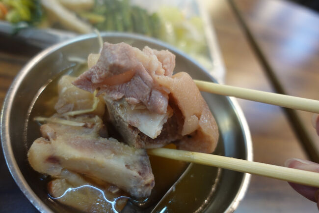 さて、メインの豚足…重いね。