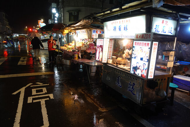 開いてたらつまみも買っていく…灯りついてますね。