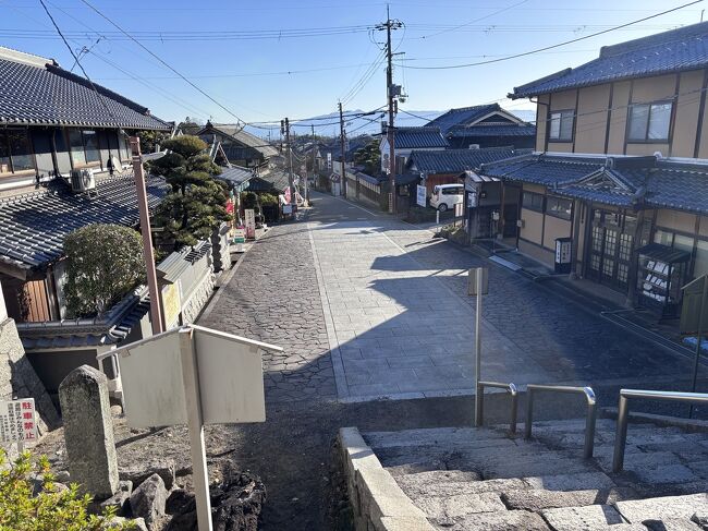 参道には趣があります。まだ朝早い時間なので、お店はどこも開いていません。