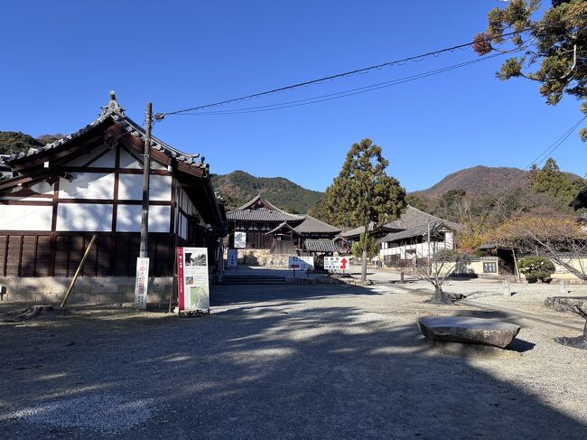 これだけ国宝や重要文化財があるお寺で、天気も最高の休日なのに、訪れる人はまばらです。紅葉シーズンが終わったからでしょうか。そのぶん、落ち着いて見て回れるのはいいですね。