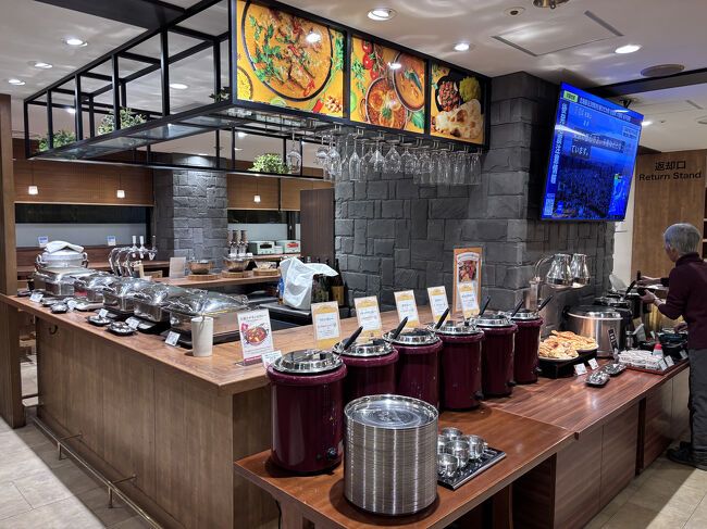 おはようございます( ^ω^ )<br /><br />1日目です。<br /><br />前日から泊まっている天満橋のホテルを出発点に、旅が始まります。ホテルの朝食会場はインド料理のお店で、数種類の本格的なカレーとナンをいただきました。<br /><br />朝8時に、たかぢのクルマで出発です。空はよく晴れていて、とても気持ちのいい朝になりました(^-^)<br /><br />ホテル京阪 天満橋<br />1泊朝食付 シングル 8,190円