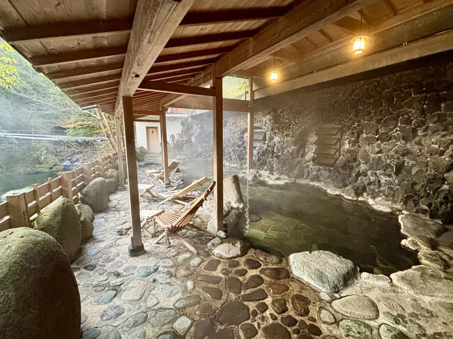 【 thermal spring "TENGU-NO- YU", open-air bath, cave bath &amp; sauna 】<br /><br />狩野川を臨む「露天風呂」，湯けむりに包まれた「洞窟風呂」と「天狗サウナ」のある「天狗の湯」。「天狗の湯」は，水着や湯浴み着を着用して入る混浴サーマルスプリング。サウナは温泉が流れ込む造りで，水風呂は自然の川の水を使用。写真奥が「天狗サウナ」，右手の岩壁の向こう側が洞窟風呂。<br /><br />泉質は，カルシウム・ナトリウムー硫酸塩温泉（低張性・弱アルカリ性・高温泉）です。<br /><br />訪問時，以下のような時間帯で運用されていました。<br />15:00～24:00：　星の湯/男性、月の湯/女性、天狗の湯/混浴<br />05:00～11:00：　月の湯/男性、星の湯/女性、天狗の湯/混浴