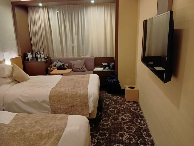 ホテル　ＪＡＬシティ札幌中島公園に到着　フロントは２階　部屋でしばし小休止　スタンダードなツインでした