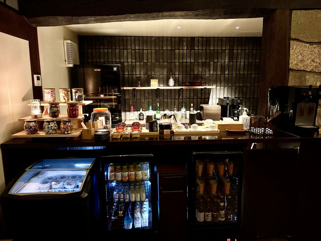 オールインクルーシブですから，ラウンジでの飲食も込み。<br /><br />生ビール，赤ワイン，白ワインのサーバーがあり，冷えたスパークリングワイン(LOUIS DE GRENELLE Saumur Grande Cuvee Brut)も用意されていました。