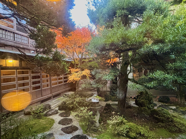 ［登録有形文化財　④眠雲閣落合樓 本館］<br />中庭を東と南から囲むように建つ木造2階建ての本館。<br /><br />1階には東から南へ，「茜」「椿」「葵」「菫（すみれ）」「山櫻花（やまざくら）」の各客室，<br />2階には東から南へ，「青水沫（あおみなわ）」「青藤（あおふじ）」「山吹」「竜胆（りんどう）」「露草」の各客室が並びます。