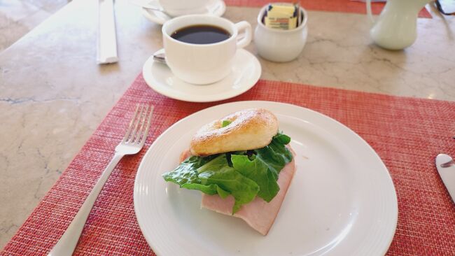 朝食はベーグルサンド。<br />たっぷりヨーグルトとサラダも頂きました。<br />ラインナップはそれほど代わり映えはしないけど、新鮮だしパンの種類も多いから飽きないかな。