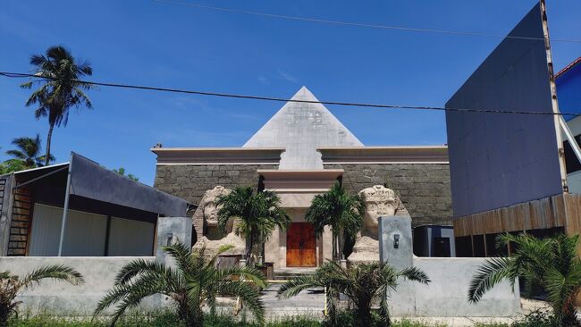 午前中はみっちりプールで遊んだのでお昼ご飯を食べに街に出ます。<br />立派なNEW！廃墟、元ナイトクラブGIGです。<br />ここまで頑張ったのに勿体ないねぇ。