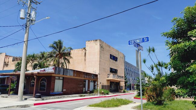 ミレニアムプラザはこのあたりでは一番大きい廃墟かな？<br />カントリーハウスの目の前でもこの有様。<br />とにかく人が居ない。<br />人が居ないから怖くもないし、廃墟に住み着くアヤシイ輩も居ないからただのゴーストタウン。<br />賑わってなくてもいいけど、こういう建物が多いのはもったいないな。