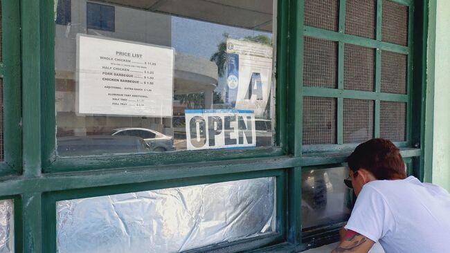 注文の仕方が何だかとってもアヤシイ。<br />店内も見えないし、店員さんの顔も見えない。<br />なんかイケないものを買ってる気分にさせる店構えです。