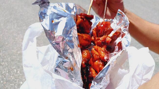 出てきたものは大正解のチキンBBQ。<br />この甘辛いタレと香ばしい香りが食欲をそそる！<br />１本1.5ドルで格安です。<br />味もボリュームも大満足。