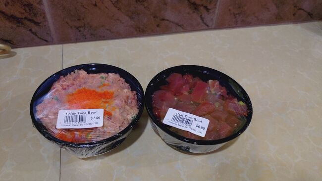 ひまわりスーパーに再訪。<br />サイパンのインスタでお見かけした方に遭遇。<br />地元の人が利用しているなら間違いないでしょう！<br /><br />前回来た時にはもう売り切れだったポキ丼が今日はありましたー。<br />スパイシーツナ$7.49（左）とマグロのポキ$6.99（右）を購入です。<br />お値段も安いし信じられないくらいズッシリ！