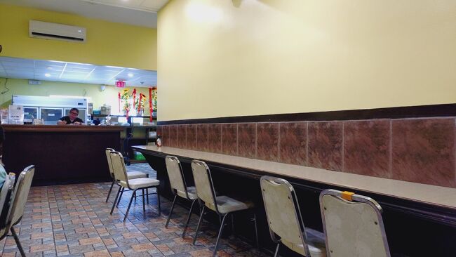 スーパー入口入って右手奥、ホテルフロントの奥はイートインスペースになっています。<br />レジで醤油とワサビを追加で買ったけど、ここにも自由に使えるお醤油がありました。<br />地元の人もここで食べてたりしてとってもローカルな雰囲気です。<br /><br />肝心なポキ＆スパイシーツナは完全にリピート確定となりました。<br />ご飯と具のバランスがかなり悪い（具が滅茶苦茶多い）けど、お米の具合も日本仕様で美味しいし（ハワイのは話にならなかった）味も良し。<br />何よりお値段が良心的で、このボリュームを考えると日本で考えても激安の部類です。<br /><br />サイパンでイチオシグルメになりました！