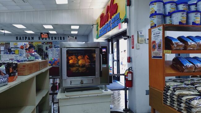 前回は無かったロティサリーチキンがグルグル焼かれていました。<br />丁度焼き上がった所で、レジに並んでた人から注文が入り飛ぶように売れていきます。<br />かつては1羽$6ほどだったけど、今は$10くらいの模様。<br />相変わらずお安い！