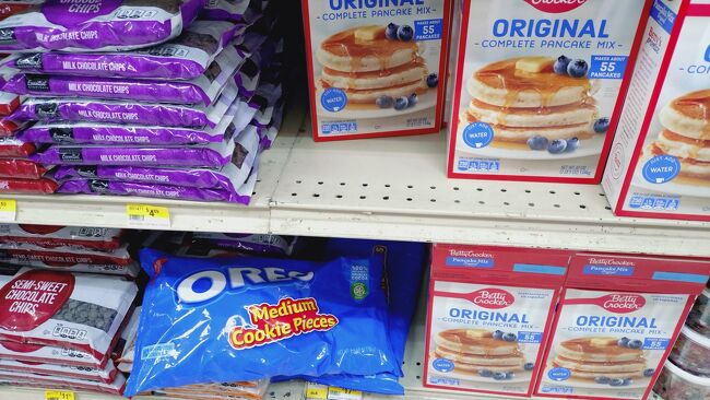 ケーキ作りコーナーに行くとオレオの砕けたチップが売られていました。<br />アメリカ人、オレオチップ大好きだよね。<br />まさかもう割れたのが売られているとはね。