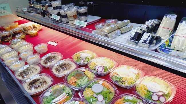 隣のお総菜コーナーにもスパム握り、サンドイッチ、アドボやBBQなどサイパンローカルフードが売られています。<br />サラダもあってヘルシー。