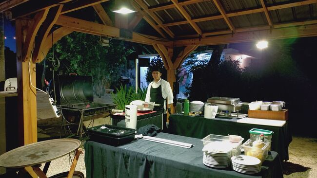 日曜の夜だからか人少なめなのでBBQコーナーは暇そうです。<br />今注文するよ！