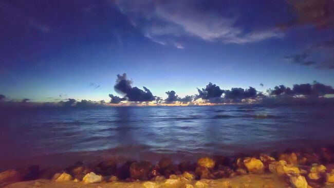 薄暗くなってるけど子供達はジャボジャボ入って遊んでます。