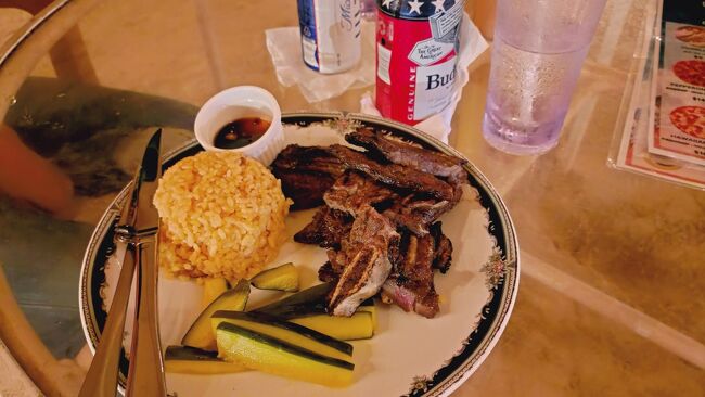 サーロインステーキに付け合わせはきゅうり。<br />きゅうりもっと欲しい。<br />