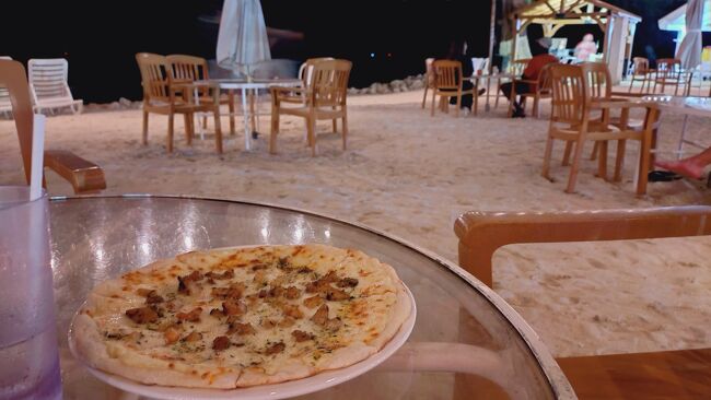 シーフードピザも注文。<br />ここは雰囲気込みでホテルレストランという事も考えると格安。<br />サイパンで一番お薦めのシーサイドバーです。（ここしか行ってないけど）