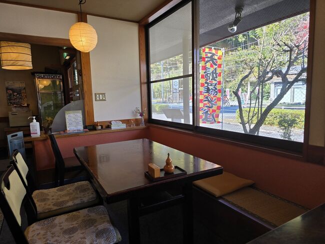 テーブル席に夫婦で座る。丁度空いたがテーブル席はいっぱい、駐車場もいっぱい。