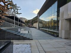 箱根湯本付近が渋滞したが、順調に紅葉が残る箱根の山を上り、新しくできた岡田美術館に着いた。