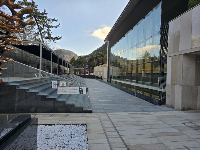 箱根湯本付近が渋滞したが、順調に紅葉が残る箱根の山を上り、新しくできた岡田美術館に着いた。