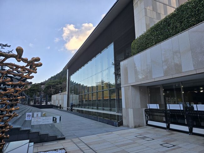 5階まで展示室があり、新しく立派な美術館だった。<br />陶磁器や土器、江戸時代の日本画が多かったが、書や他の美術品は少なく、もう少し展示の巾が広いといいかなと思った。