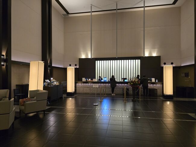 15時のチェックイン行列も我々で一旦ピークが終わり、ご覧の通りフロントも空いた。