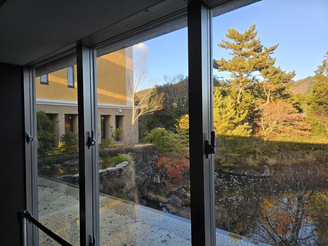 4部屋とも、2号館の5階の並びの部屋。とりあえず4部屋全てチェックインしたが、フロントに後から各々の家族が来ると伝え、１号館と2号館の連絡通路を通り部屋に向かう。