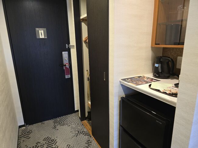 入り口ドア付近にクロゼットと冷蔵庫とグラス類。