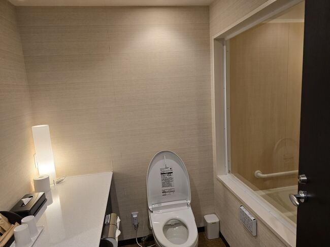 洗面所にトイレがあり、ハーヴェストでは珍しくガラスの仕切りで風呂がある。