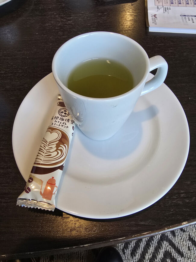 家内がお茶を入れてくれて、置いてあったお菓子とで一服する。