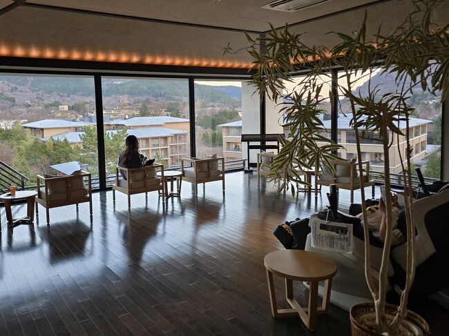 エレベーター横に風呂上がりの休憩室、無料マッサージチェアが３機あった。