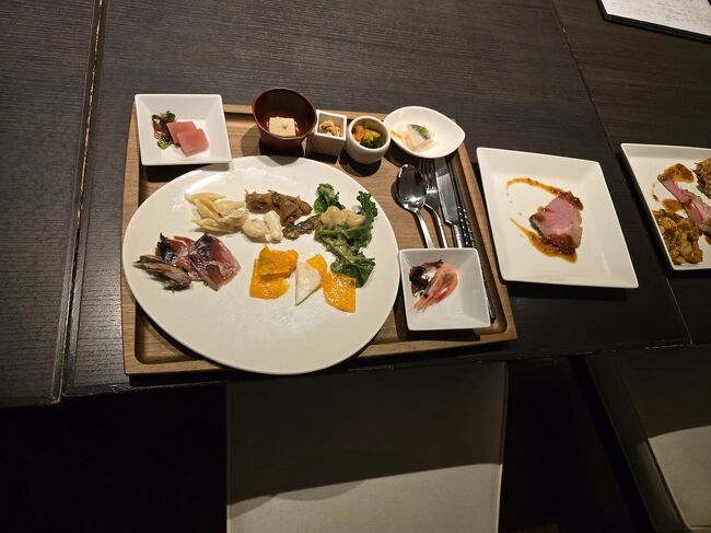 とりあえず、小鉢の前菜各種と、ローストビーフ、お刺身等を持ってくる。飲み放題を大人8人中7人が選択、やはり我が家は飲兵衛だった。