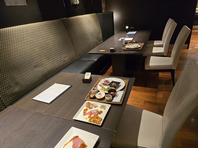 17時40分からビュッフェを予約してある。<br />ビュッフェは90分。６人テーブルを2つ取ってくれてあった。