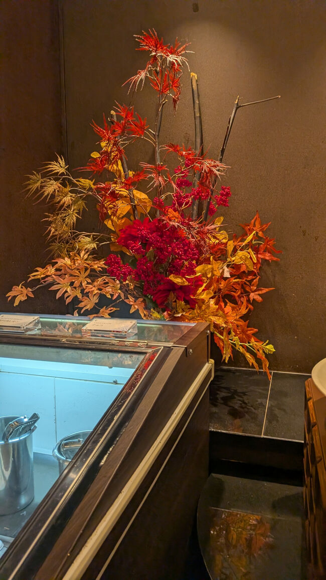 幼稚園の孫がビュッフェ会場で撮った写真。秋らしい紅葉が気に入ったのか。