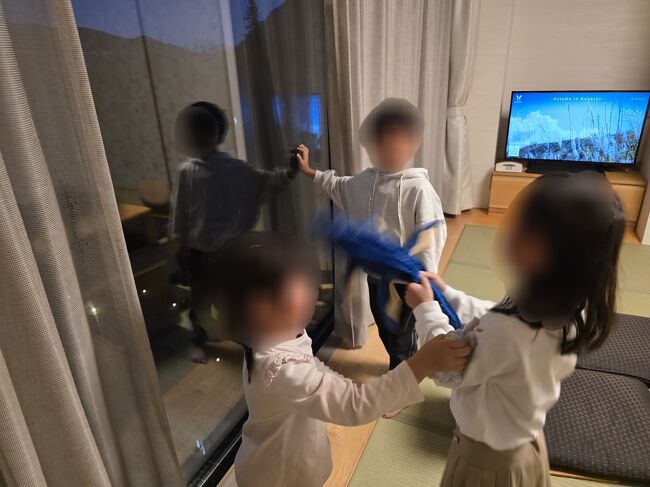 子どもたち家族もチェックインし、早速コネクティングドアから孫達が来て賑やかになる。