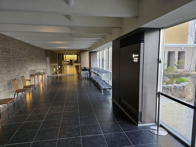 スリッパを脱いで廊下を大浴場に向かって進む