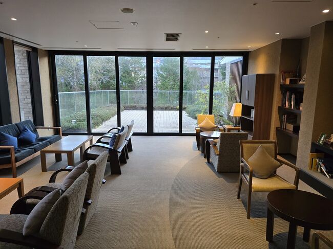 大浴場に行こう。１号館の6階にあるので、2号館を降りて１号館に行き、エレベーターで上るのが面倒。１号館と2号館の連絡通路付近にライブラリーあった。