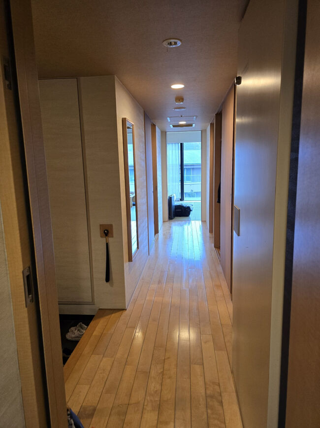 隣の2509号室をコネクティングドアから見たところ。<br />手前右に8畳程度のツインルームと、奥に12畳程度の和室がある。