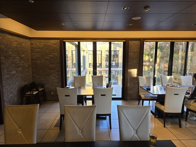 朝食に行くと６人テーブルを２つ用意してくれた。