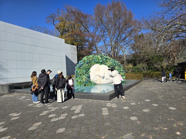 10時にチェックアウトし、彫刻の森美術館に行った。<br />屋外は子どもが遊べるエリア。