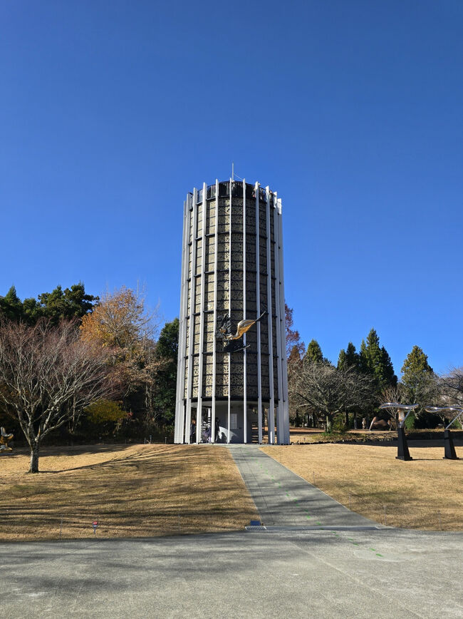 ステンドグラスの塔、階段でぐるぐる登って降りる。